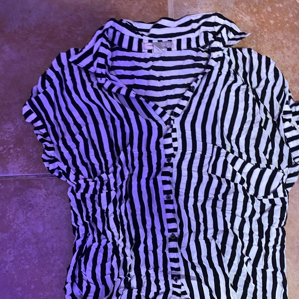 MAKE AN OFFER❤️❤️❤️ striped women’s shirt